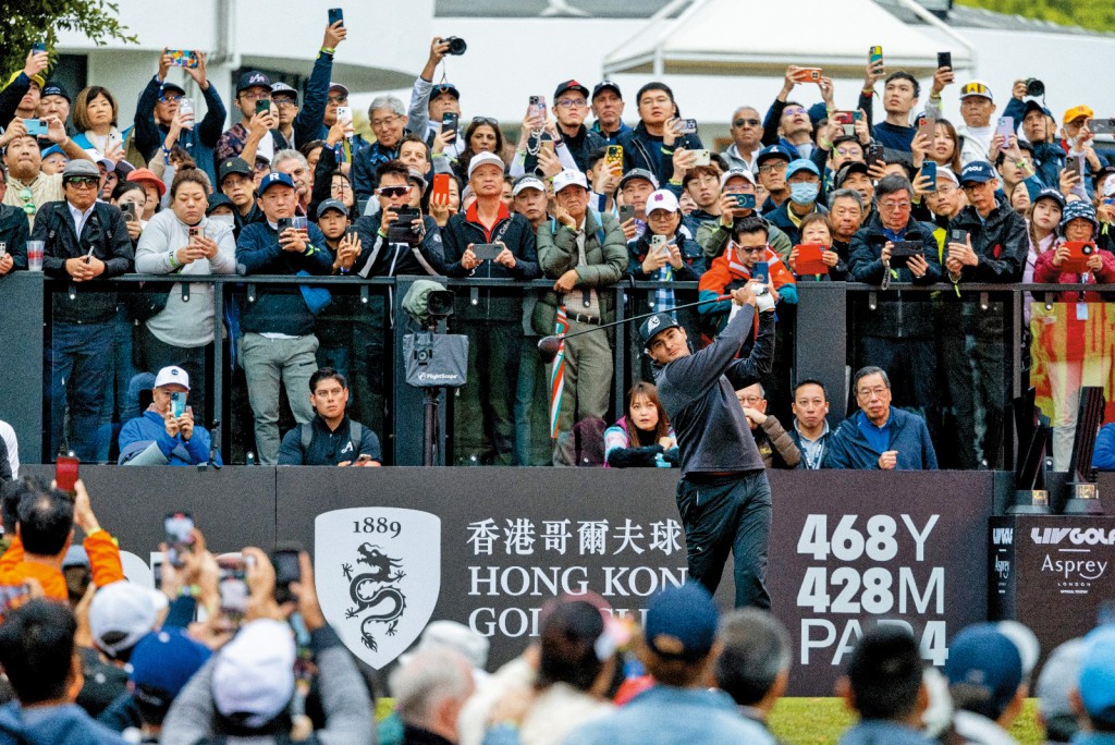 職業高球盛事LIV Golf職業巡迴賽三月在香港舉行，吸引本地及大批海外粉絲專誠來港欣賞，掀起本地高球熱潮。