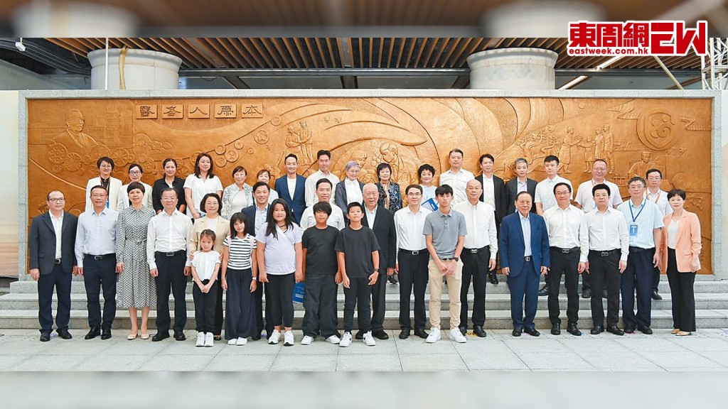 何敬康(後排左七)與家族成員早前返回番禺故鄉,由何厚鏵帶領下在祖屋上香。