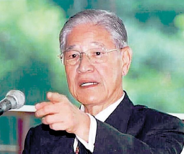《交鋒》一開始就出現李登輝向台灣軍情局官員表明「要大陸的飛彈方案」，令不少內地網民直呼「尺度大」、「敢拍」。