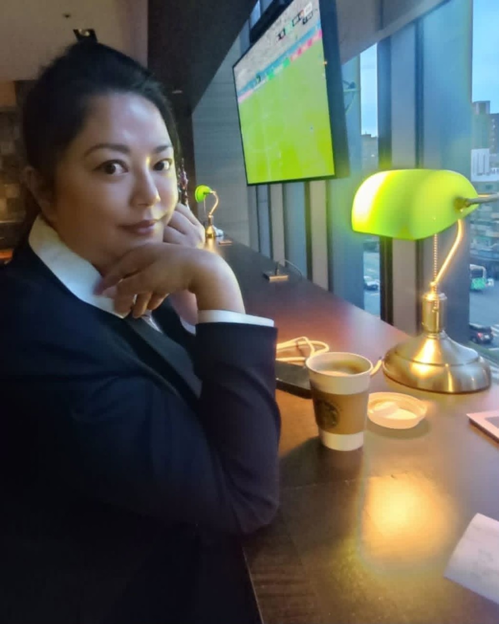 好在天無絕人之路，數年前傅天穎在友人引薦下，決定改回本名「李傅中琴」轉戰房地產。