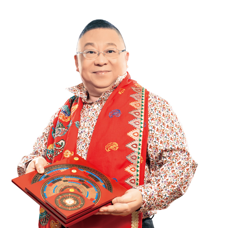 李居明。香港著名風水術數名師。近年因承租新光戲院及撰寫兼製作新派粵劇為人注目。八年間已上演超過三十套原創作品。去年開始開拍玄學紀錄片。