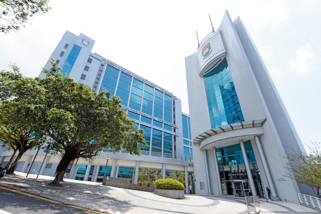 繼中大醫學院今年將增聘三十三個教授級職位並在全球請人後,港大醫學院亦在全球招聘頂尖學者,目標增聘一百四十名國際教研人才。 繼中大醫學院今年將增聘三十三個教授級職位並在全球請人後,港大醫學院亦在全球招聘頂尖學者,目標增聘一百四十名國際教研人才。