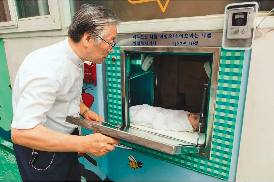南韓有教會在機構設置「嬰兒箱」,接收被母親遺棄的嬰孩。 南韓有教會在機構設置「嬰兒箱」,接收被母親遺棄的嬰孩。