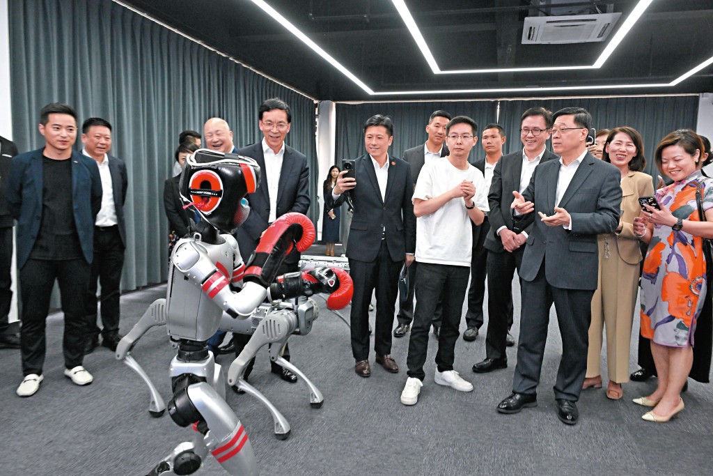 特首李家超去年參訪強腦科技，據報已以保密形式遞表申請在港上市。