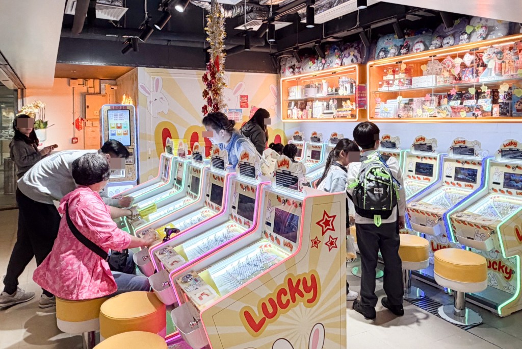 放學時段巡視葵涌廣場8間彈珠機店，近9成均有客人坐在機前遊玩。 汪旭峰攝