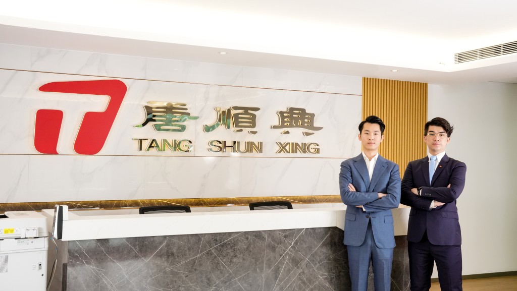 唐順興家禽(香港)有限公司總經理唐振峰先生(右)及副總經理唐朝鵬先生(左) 唐順興家禽(香港)有限公司總經理唐振峰先生(右)及副總經理唐朝鵬先生(左)