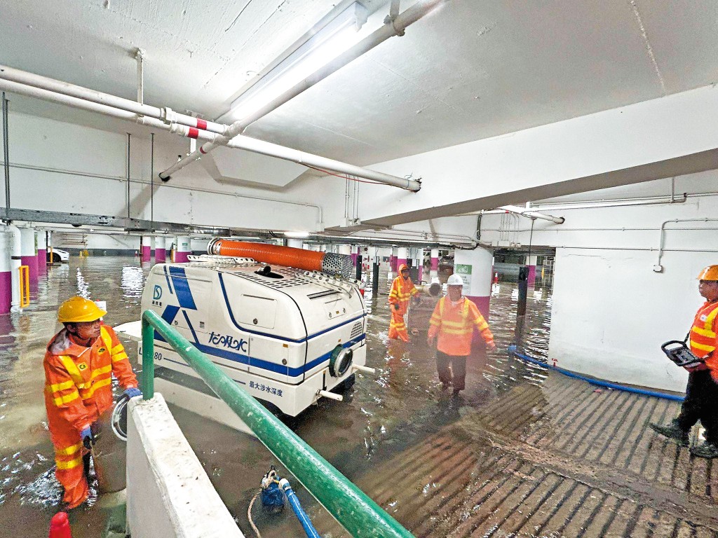 二○二五年暴雨連連，渠務署引入「龍吸水」強力排水機械人，加強處理水浸能力。