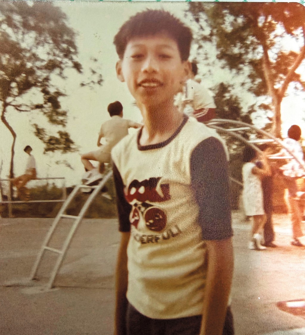 十歲的鄺錦明，每天早上都要到街巿雞檔幫助母親做生意，下午才返學。