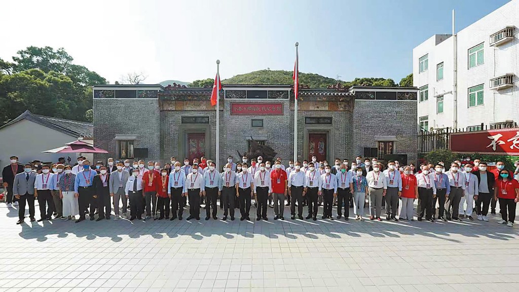 沙頭角抗戰紀念館揭幕當日,黃俊康與外交部駐港公署副特派員方建明、多名高官及嘉賓等在紀念館前留影。 沙頭角抗戰紀念館揭幕當日,黃俊康與外交部駐港公署副特派員方建明、多名高官及嘉賓等在紀念館前留影。