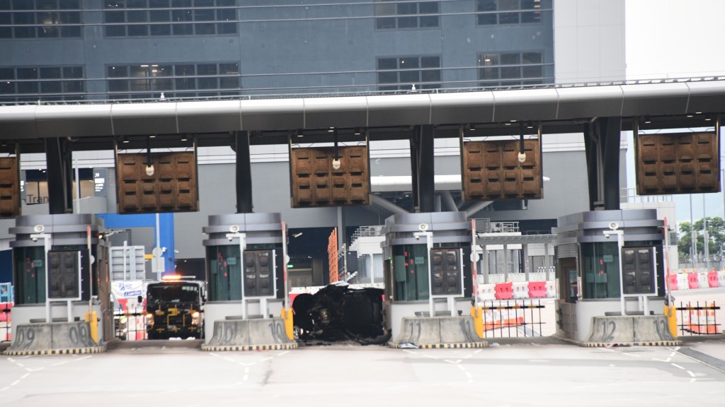 私家車推向港珠澳口岸入境處檢查亭後翻側，男司機及女乘客一度被困車內。  
