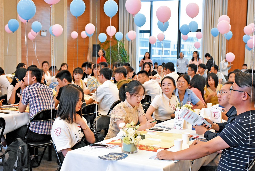 內地雖然流行相親派對，但從結婚登記數字持續下滑可見，成功率並不高。