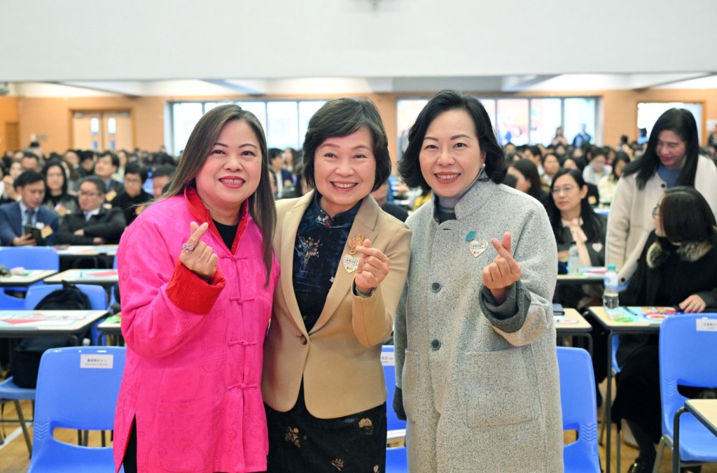 島新聞集團舉行《我要讚佢》「最值得表揚學生獎勵計劃」年度旗艦活動,教育局局長蔡若蓮(中)、民政及青年事務局局長麥美娟(右)、文化體育及旅遊局局長羅淑佩(左)擔任主禮嘉賓 島新聞集團舉行《我要讚佢》「最值得表揚學生獎勵計劃」年度旗艦活動,教育局局長蔡若蓮(中)、民政及青年事務局局長麥美娟(右)、文化體育及旅遊局局長羅淑佩(左)擔任主禮嘉賓