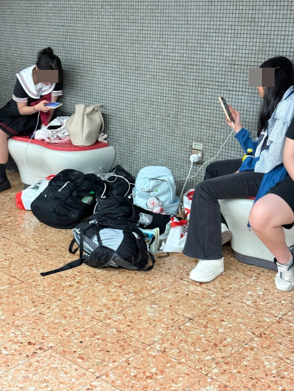 早前五一有內地旅客在港鐵旺角站月台，擅自使用貼有標示的「職員專用」電力插座為手機充電
