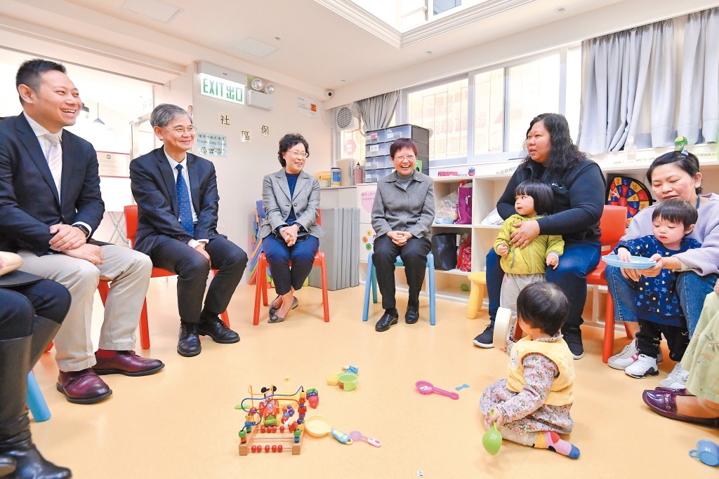 二〇一九年，前勞福局局長參觀香港單親協會賽馬會鄰里支援中心，與余秀珠、社區保母及受託兒童進行交流。