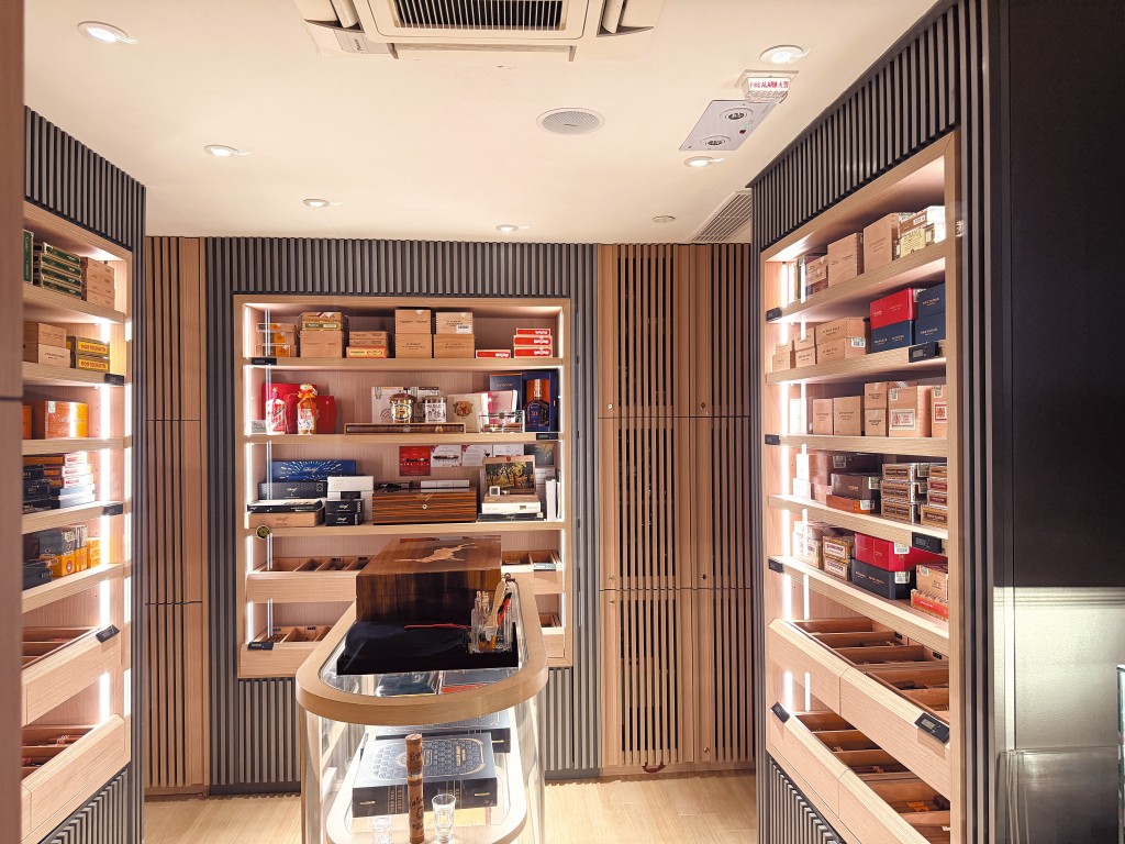 雪茄房，擺放數千款來自不同產地的雪茄。