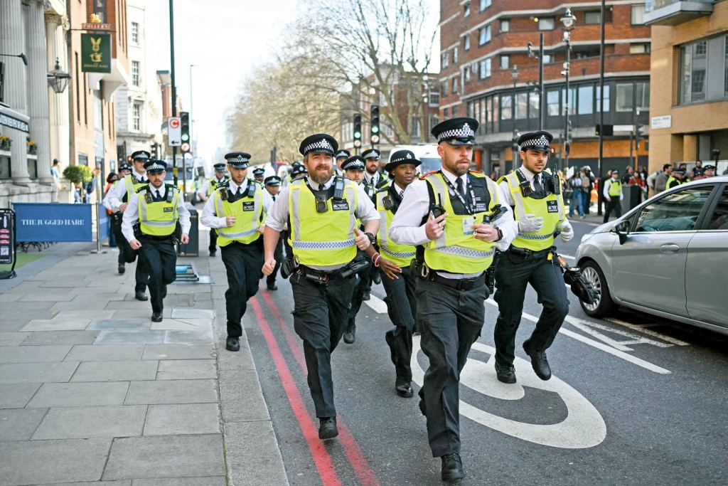 年輕人公然透過網上號召集結衝擊倫敦商店，但英國警方卻被指反應慢未能及時遏止亂局。