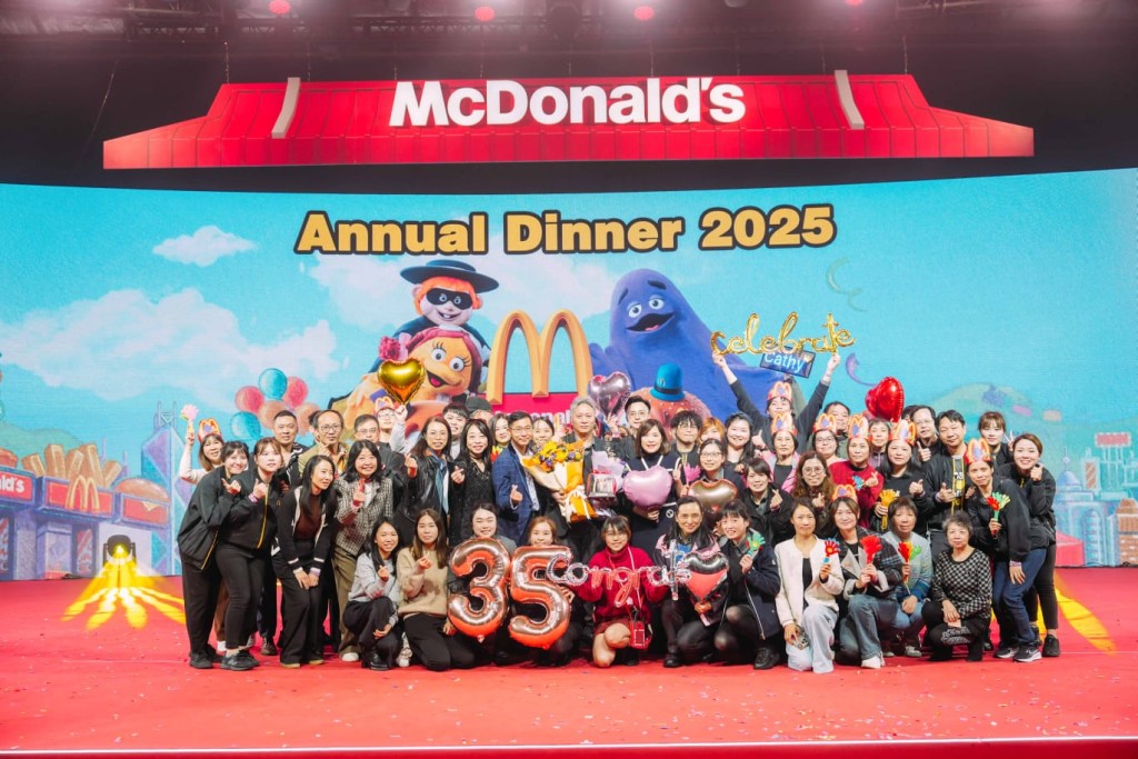  去年２月一連三晚假亞洲國際博覽館舉行員工晚宴，邀請近8,000員工出席，更向逾500名員工頒發長期服務獎，其中近80位更獲得服務25年或以上的殊榮。