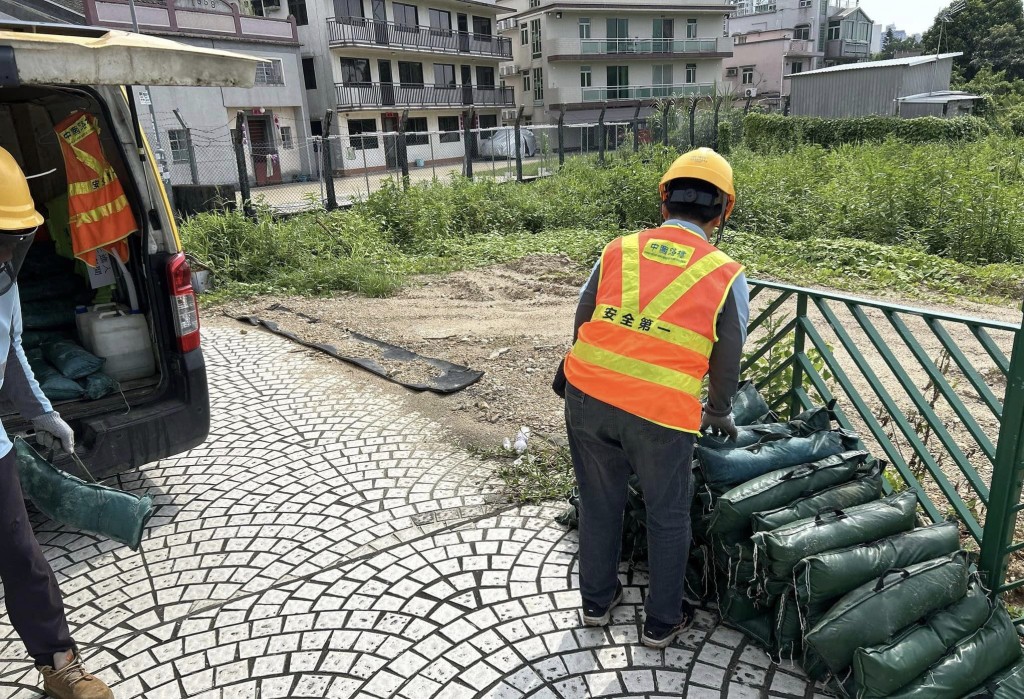 陳國基指已指示各政府部門做好各方面的準備工作，以及應急和善後的部署。陳國基fb