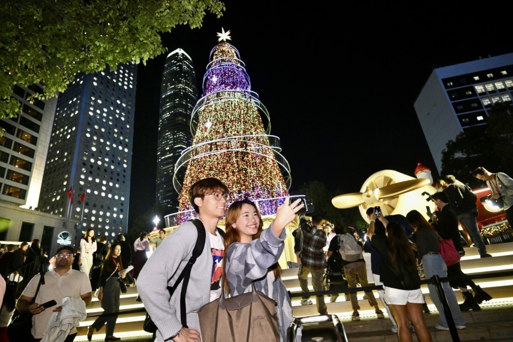 11月初步訪港旅客數字為約420萬人次，按年升17%。