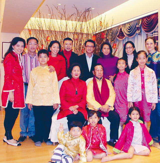 劉業強（後排左二）小時候，其父劉皇發（中間右坐）在屯門青山一帶已很有名，經常因工作早出晚歸，但必定在周六及周日抽空一家人飲茶聚會。