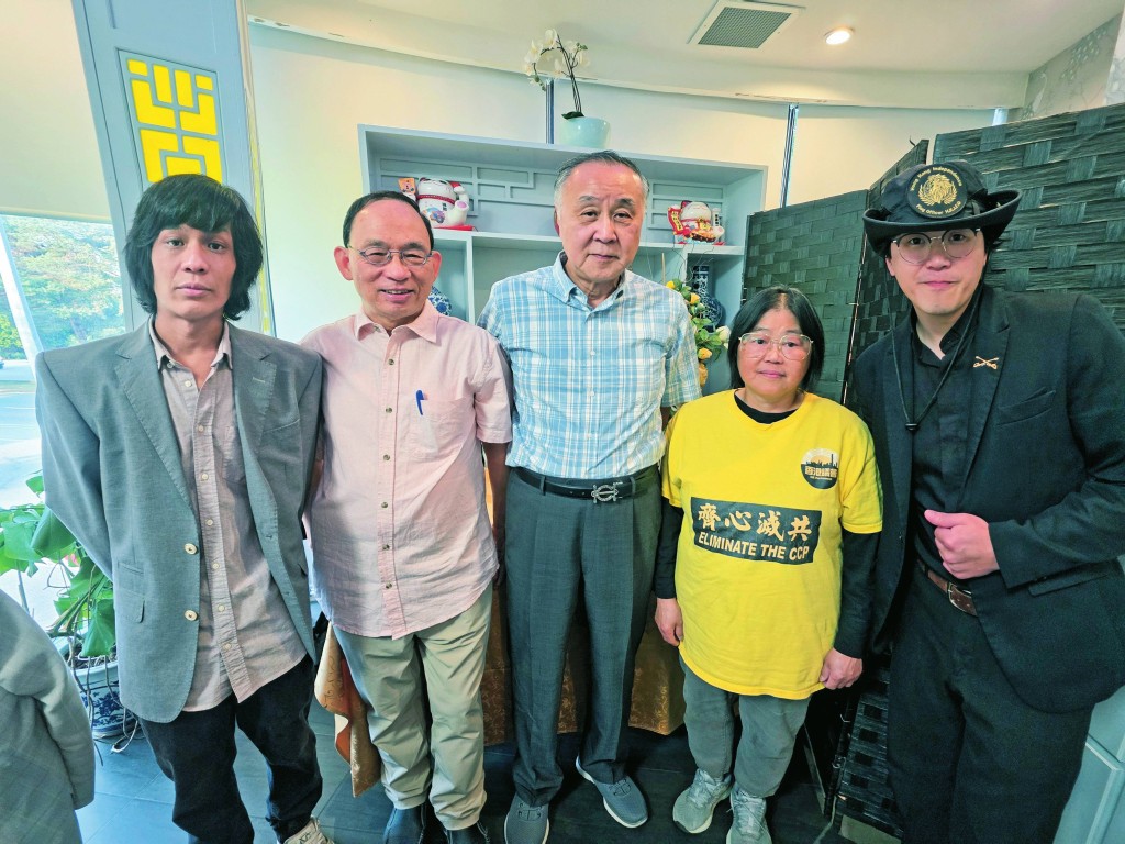 警方國安處懸紅通緝姜嘉偉（右一）等「香港議會」有關人士，包括（左起）林千淦、何良懋、袁弓夷及陳麗珍。