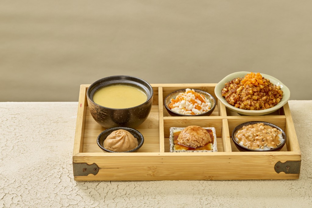 其中一款軟滬餐「寶盒」，食品包括有小籠包(等級4)、 紅燒獅子頭(等級5) 、 賽螃蟹(等級6) 、家鄉粗炒(等級6)、雞絲粉皮(等級 6)、粟米湯(等級3)。