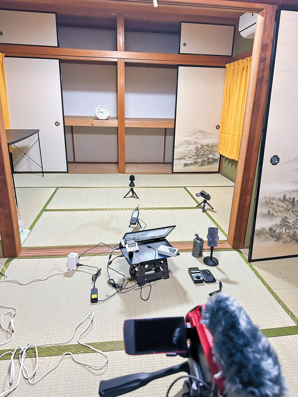 鬼魂調查員兒玉和俊在凶宅內架設熱能攝影機、氣壓計及空氣異常感應器等科學儀器,監察單位內有否靈異物體。 鬼魂調查員兒玉和俊在凶宅內架設熱能攝影機、氣壓計及空氣異常感應器等科學儀器,監察單位內有否靈異物體。