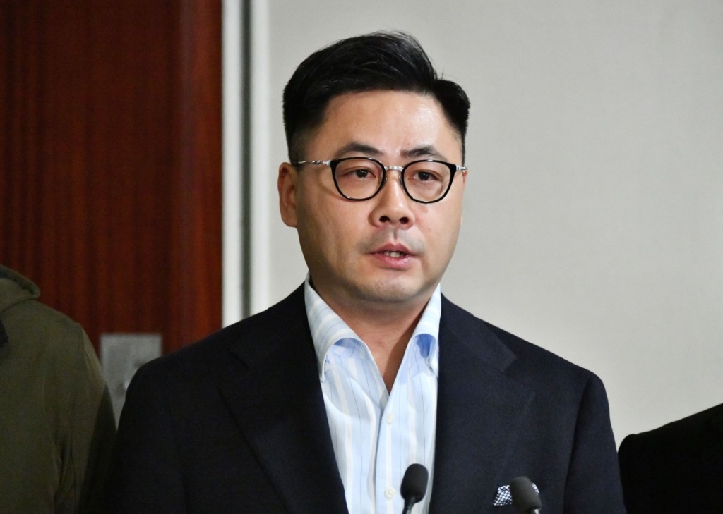 葉傲冬建議港鐵增設毋須人手管理的自助充電寶租借站，乘客只需透過簡單數碼程序即可租用，並可在其他車站歸還。
