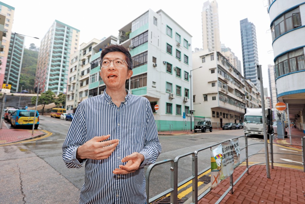 林博指他身後的九龍城靠背壟道及浙江街重建計劃，足足等了四年八個月，市建局於今年初才出價。