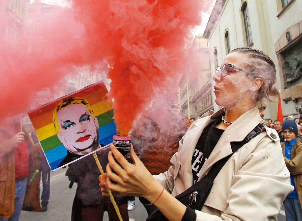 匈牙利國會通過新法，禁止舉行同志遊行，引發當地群眾在首都示威堵路。有示威者更製作畫像醜化總理奧班。