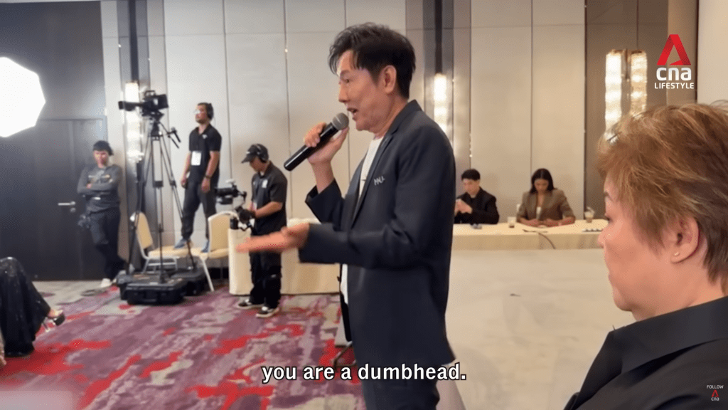 環球小姐比賽總監納瓦特辱罵墨西哥小姐「笨蛋」（dumbhead），引發數十名佳麗不滿拉隊離場。