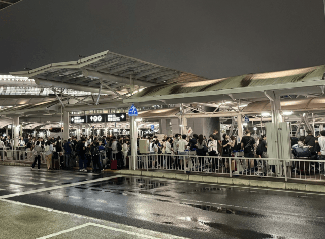 成田機場與東京市區的所有電車、機場巴士及計程車全線暫停營運，大批旅客滯留