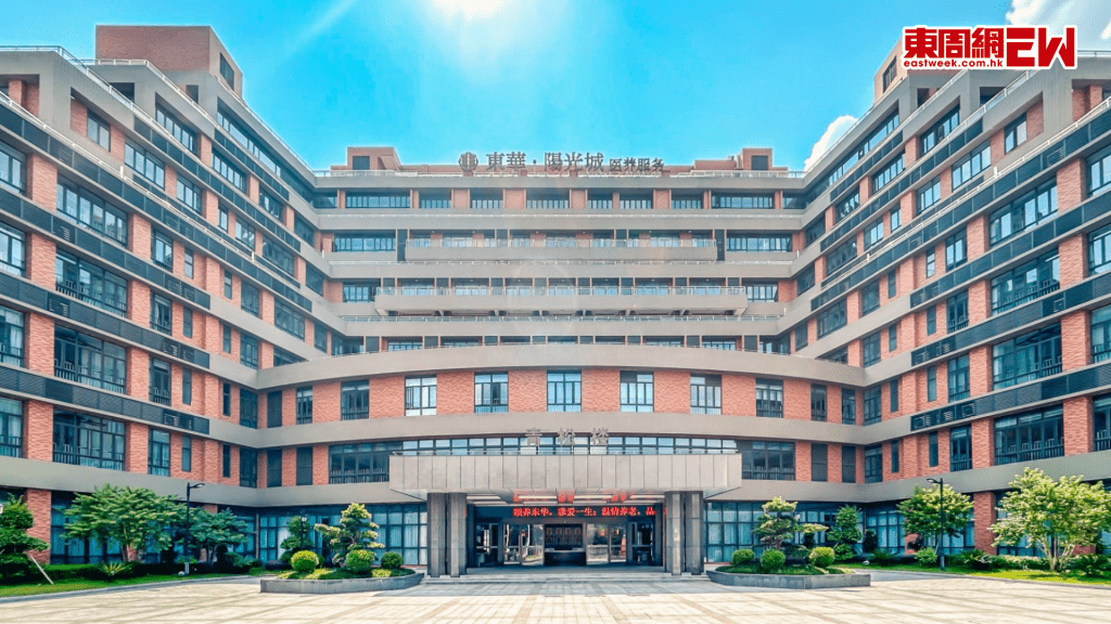 社會福利署今日（6月16日）公布，「廣東院舍照顧服務計劃」將於7月1日起新增3間安老院為認可服務機構，相關院舍分別位於深圳及東莞，並提供資助護理安老宿位。同時，一間現有認可服務機構將擴大服務範圍，除資助護理安老宿位外，亦會提供護養院宿位。