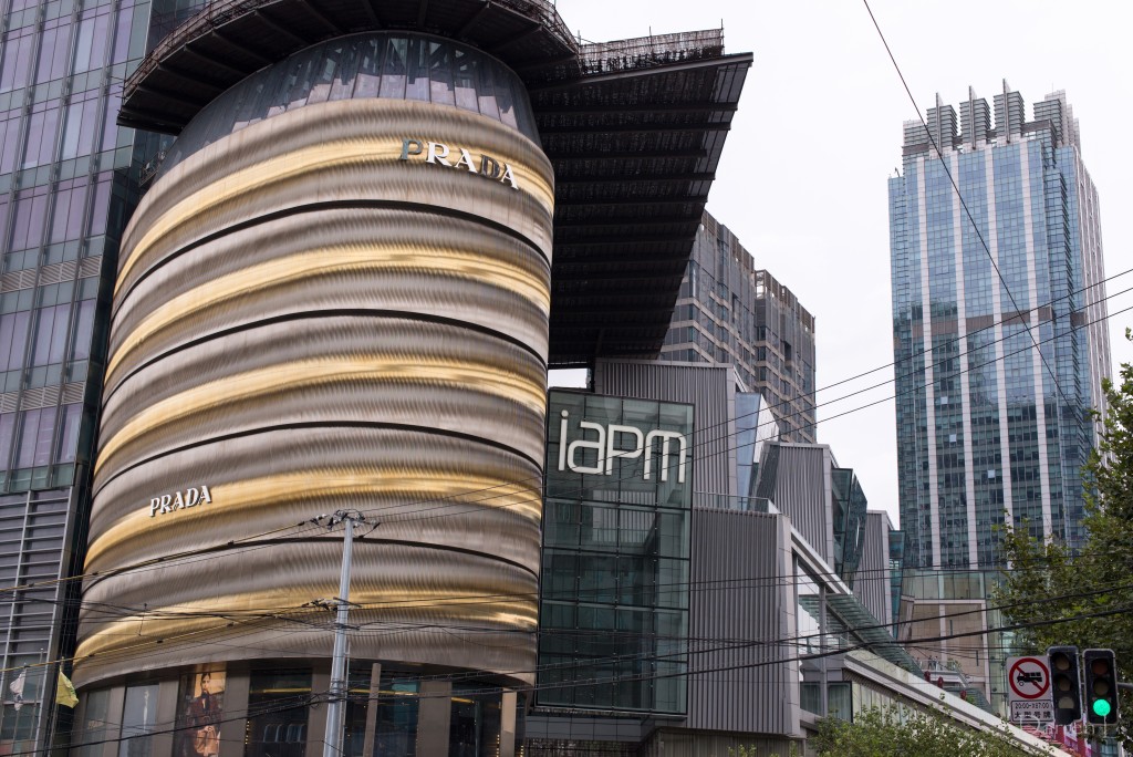 環貿IAPM則以創新多元化零售組合見稱,是新地內地核心商業資產之一。 環貿IAPM則以創新多元化零售組合見稱,是新地內地核心商業資產之一。