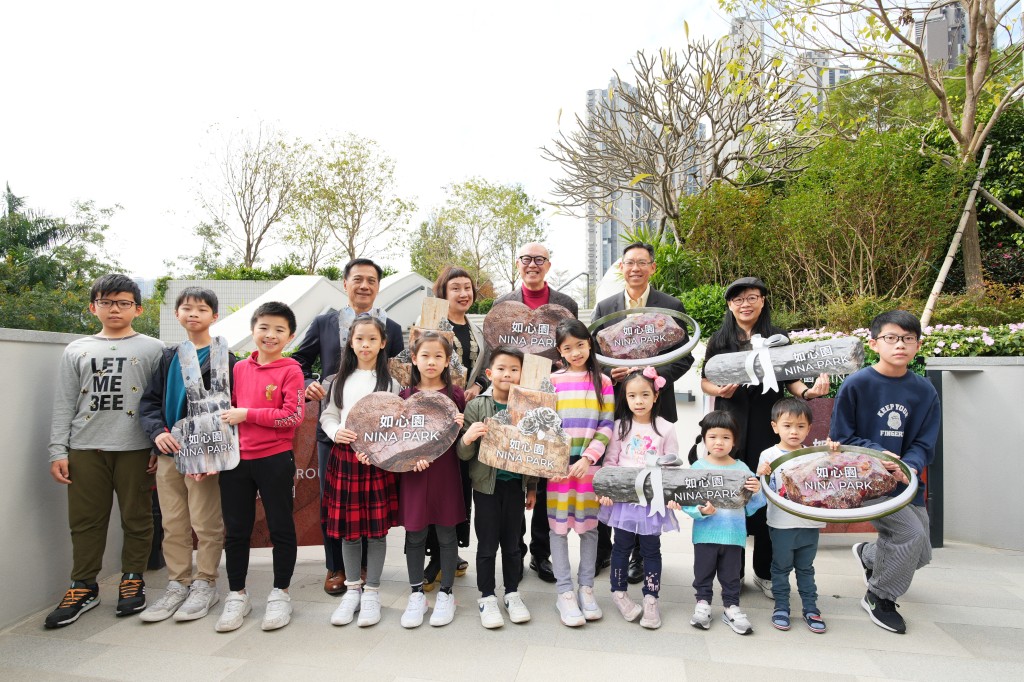 華懋集團執行董事兼行政總裁蔡宏興（後排中）、華懋集團執行董事兼營運總 裁王弘瀚（後排右二）、華懋集團企業體驗總裁鍾慧敏（後排左二）、如心園 建築師及策展人陳麗喬博士（後排右一）及首席修復顧問陳承緯（後排左 一），聯同集團員工的子女，主持如心園首階段開放典禮。