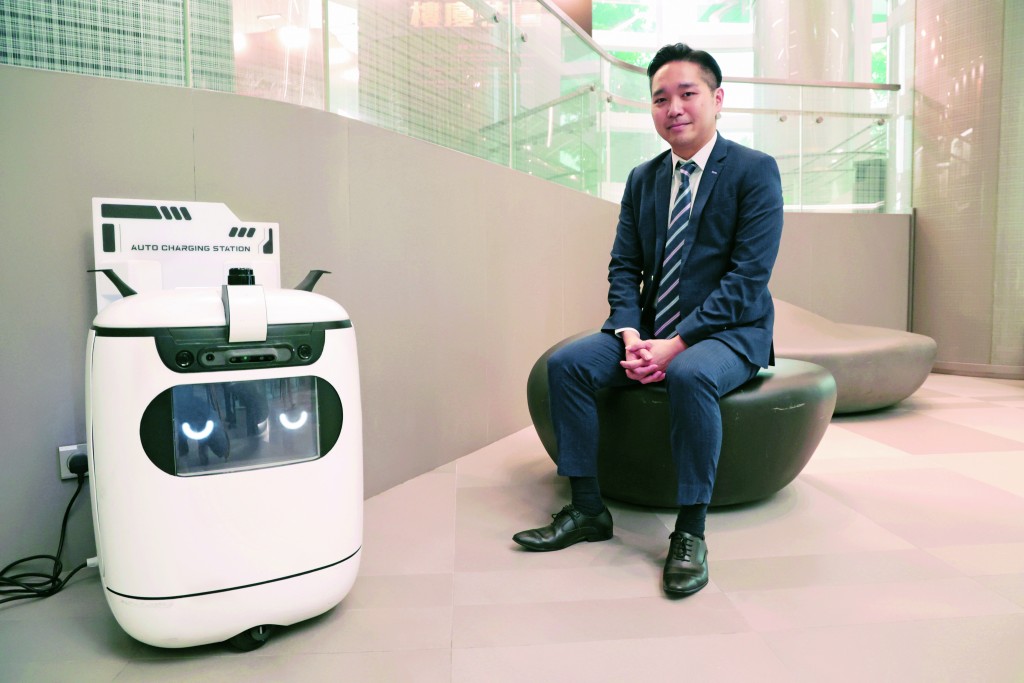 中信大廈有一部機械人幫助巡查及消毒工作。 中信大廈有一部機械人幫助巡查及消毒工作。