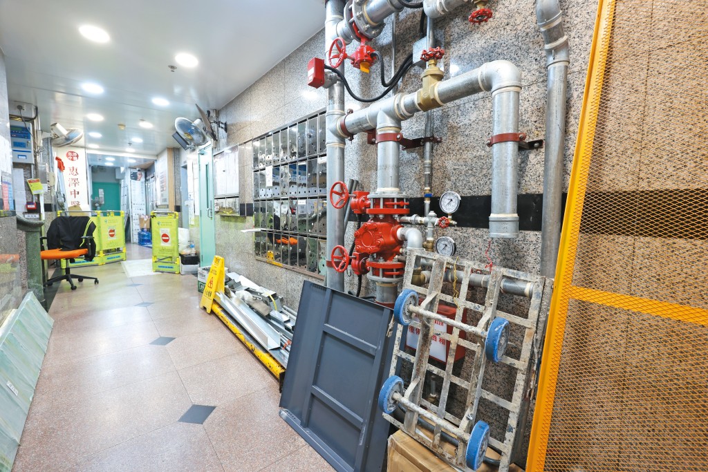 有大廈維修由宏業負責,被勒令停工下,其消防系統工程停擺,引起業戶擔憂。 有大廈維修由宏業負責,被勒令停工下,其消防系統工程停擺,引起業戶擔憂。