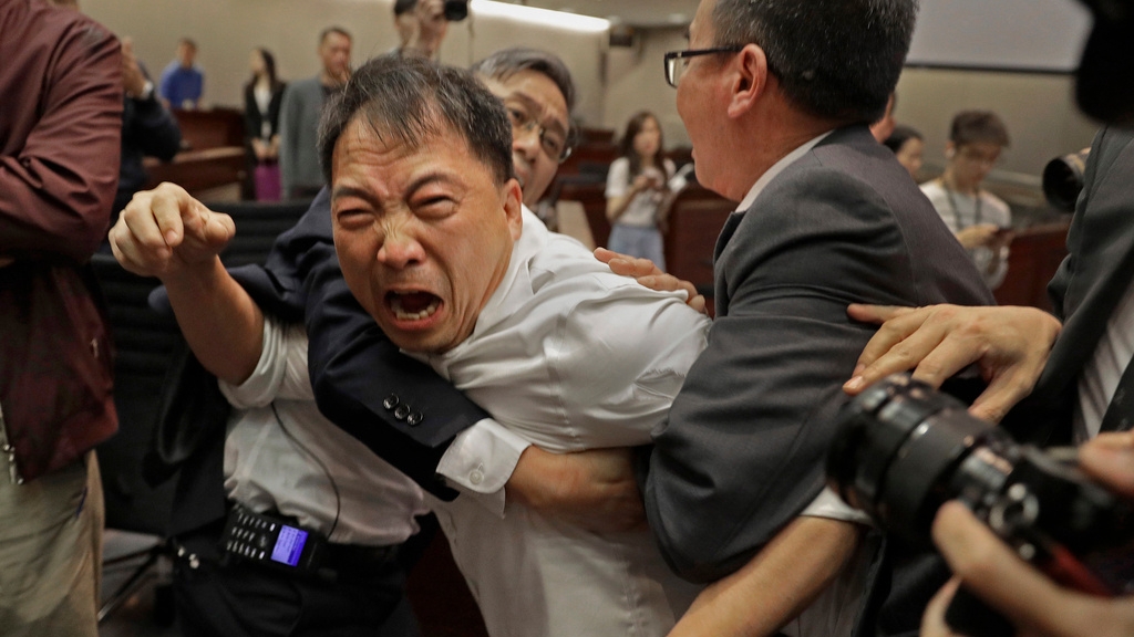 胡志偉赴英僅獲7日入境保釋　周三或遭遣返  否認尋求庇護