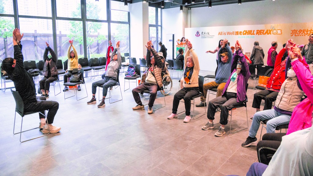 伸展運動有助於護老者預防因照顧工作引起的勞損。 伸展運動有助於護老者預防因照顧工作引起的勞損。