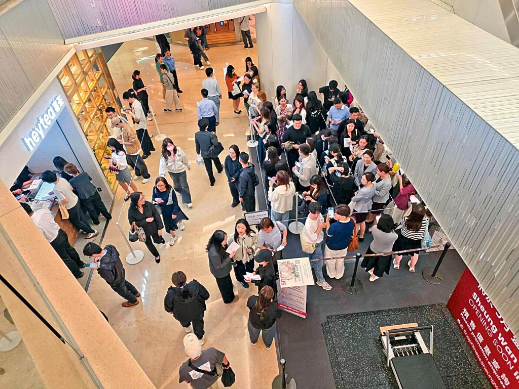 喜茶香港三月底上環無限極廣場開店，推「買一送一」優惠吸客，大排長龍。