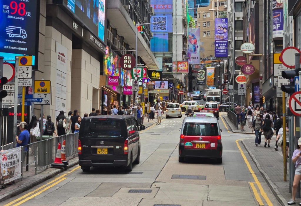 截止今年3月底,集團在港澳共營運84間店舖。集團於中環德己立街2號業豐大廈地庫設莎莎美麗學院。 截止今年3月底,集團在港澳共營運84間店舖。集團於中環德己立街2號業豐大廈地庫設莎莎美麗學院。