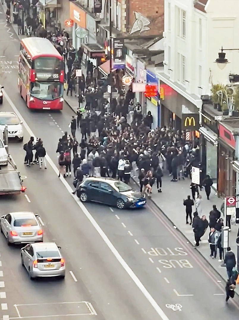 大批年輕人衝入馬莎百貨洗劫，被警員驅趕走出街道引發更大混亂。