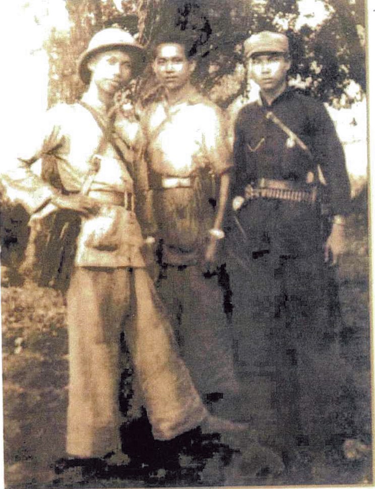 羅歐鋒(左)、梁錦平(中)、高勇(右)在一九四五年五月三十日行軍時合影。 羅歐鋒(左)、梁錦平(中)、高勇(右)在一九四五年五月三十日行軍時合影。