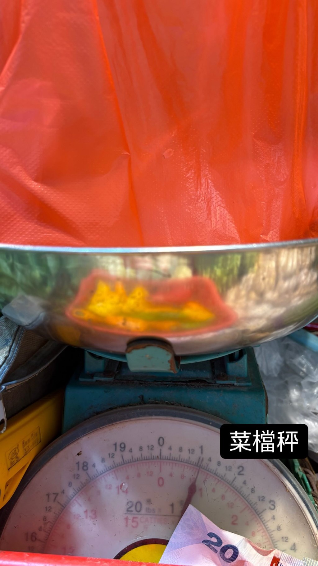 事主對此說法感到懷疑，於是到相熟菜檔覆秤，結果兩個秤均顯示魚只有13両。