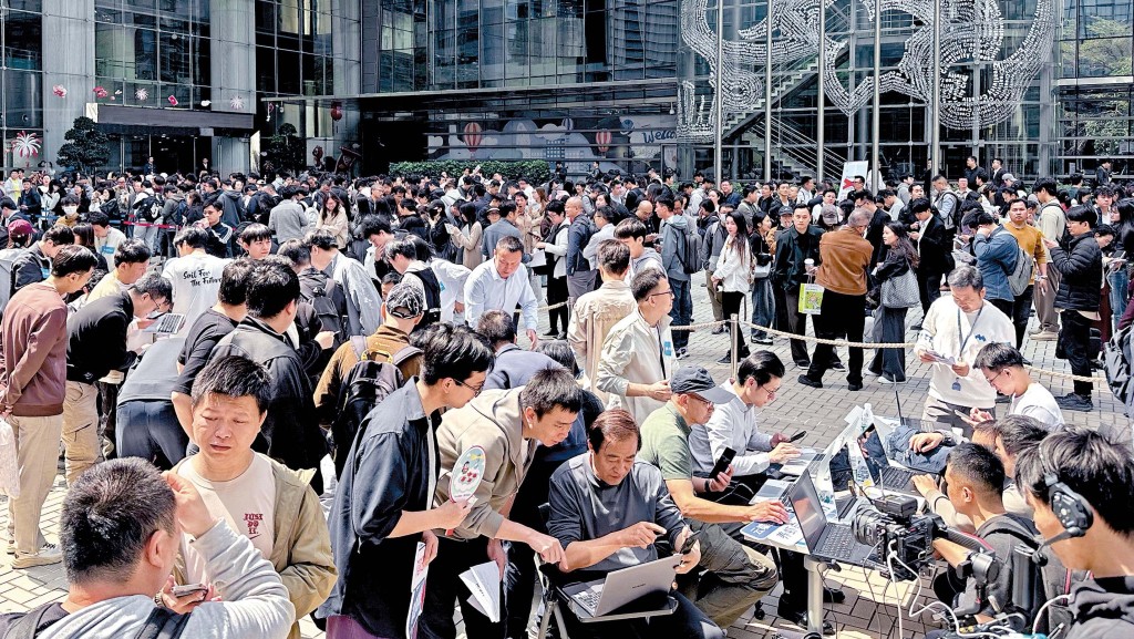 中國上周突然掀起一股「養小龍蝦」熱，大型科企如騰訊提供免費安裝，吸引數千人排隊。