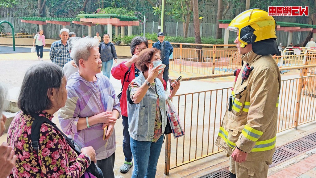 長安邨安江樓高層一單位起火冒煙，街坊向消防員表示，大廈火警鐘一直無響。