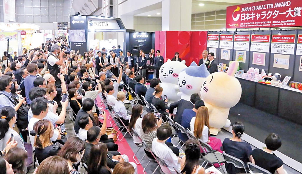 Chiikawa作者與企業合作,例如日本麥當勞推出附送Chiikawa的開心樂園餐,引發換購熱潮。 Chiikawa作者與企業合作,例如日本麥當勞推出附送Chiikawa的開心樂園餐,引發換購熱潮。