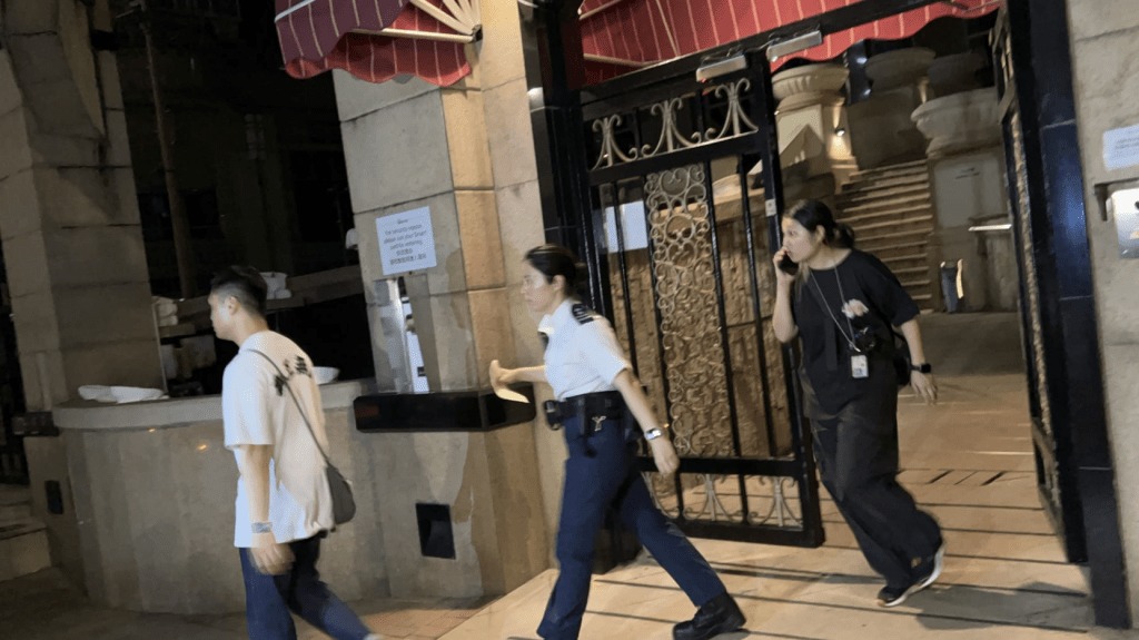 葵涌雍雅軒13歲男童網購煙霧彈，拔保險撞針湧煙霧棄走廊，遭警拘捕。