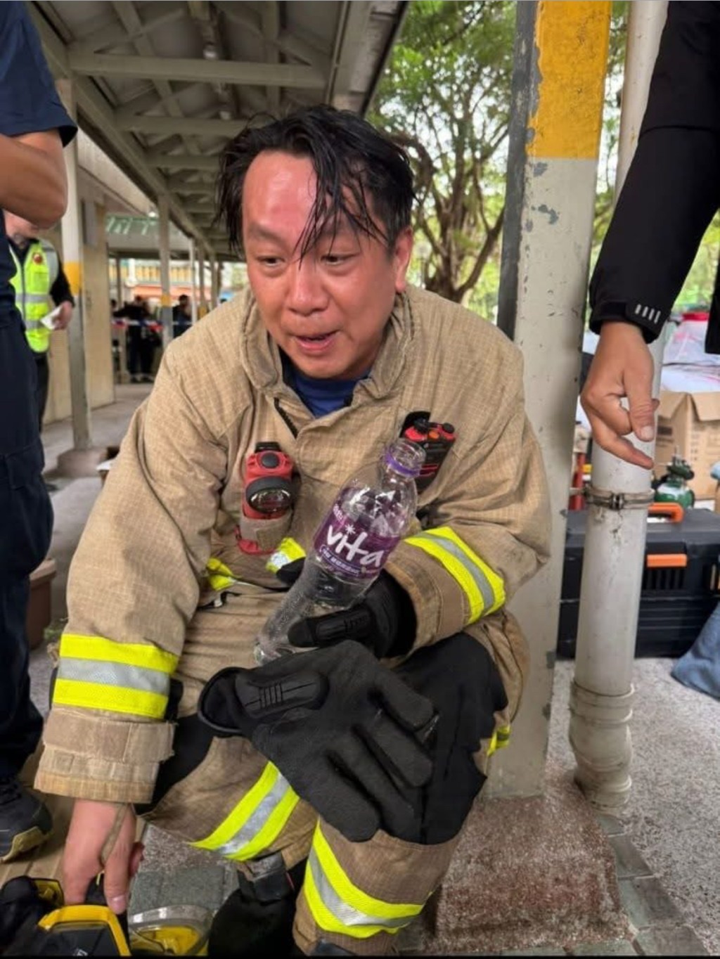 就是這位英勇消防員在宏建閣救出9貓1狗。