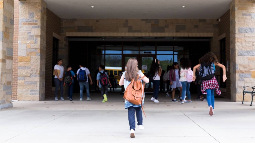 近日英國一所私立中學在向家長發出電郵通知後僅30分鐘，便正式關門倒閉，近200名學生失去學籍，大批已預繳學費的家長頓覺徬徨，教師得知消息後更當場落淚。